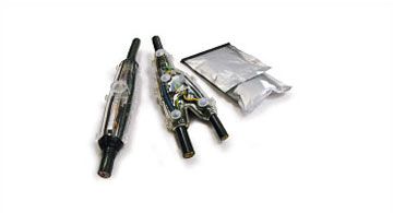 Zwei Kabelmuffen mit transparentem Gehäuse und zwei silberne Beutel mit Zubehör auf weißem Hintergrund.